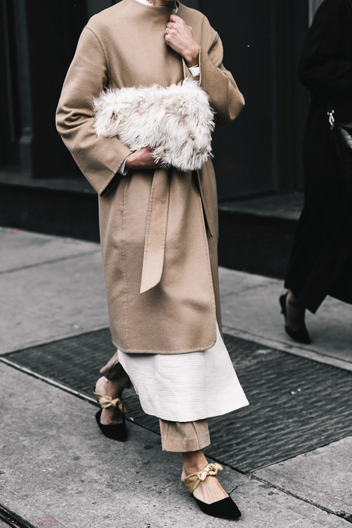 streetstyle look camel coat fur clutch